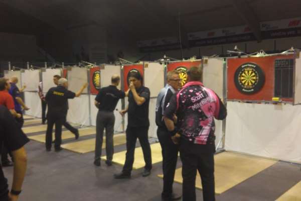 Denmark Open 2016 Darts - Scott Mitchell chatting with Per Skau